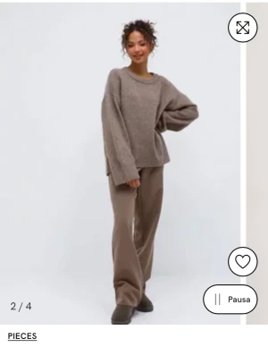 Stickad tröja - Säljer denna fina stickade från Pieces!!🤎