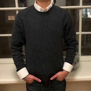 UNIQLO STIKAD TRÖJA  - Grå Stickad tröja | Storlek: M - Skicket på tröjan är nyskick med nästan inga tecken på användning - pris -: 349 // Modellen är 180cm och väger 64kg.