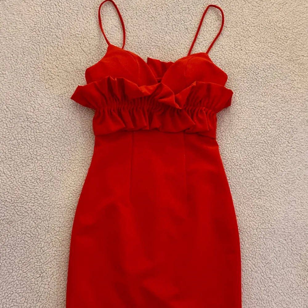 Otroligt lyxig röd klänning från ByMalina. Använd i några timmar. Knäppa med en hake i ryggen. Inlägg vid brösten och väldigt lyxigt lite tungare material. Klarröd färg, perfekt för till exempel alla hjärtans dag 🌹. Klänningar.