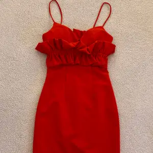 Otroligt lyxig röd klänning från ByMalina. Använd i några timmar. Knäppa med en hake i ryggen. Inlägg vid brösten och väldigt lyxigt lite tungare material. Klarröd färg, perfekt för till exempel alla hjärtans dag 🌹