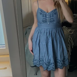 Sommarklänning - Luftig sommarklänning med vackra broderier✨