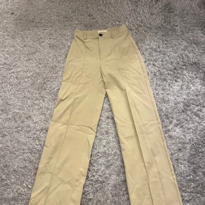 Beiga kostymbyxor Pull&Bear - Beiga högmidjade kostymbyxor med pressveck. Inga fickor. Dem är i fint skick.🩷