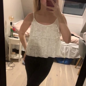 Spets topp - Lånad bild, den är i bra skick och är från bikbok men säljs inte längre 💗