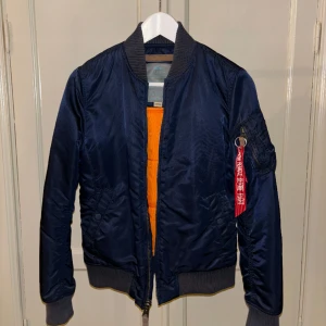 Bomberjackan - Bomberjacka från Alpa Industries i storlek S. Lite tightare modell 