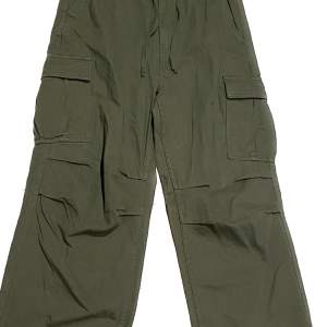 Khaki gröna Parachute pants, självklart baggy. Nyskick, aldrig använda endast legat i garderoben.