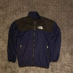 Fin the North face fleece. I bra skicka för stor för mig. Skriv vid frågor 