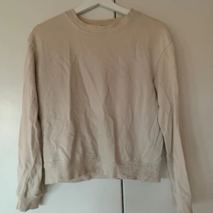 Sweatshirt från NA-KD - Använd några gånger, i fint skick. Storlek S, normal i storleken men kan passa XS beroende på hur man vill att den ska sitta.