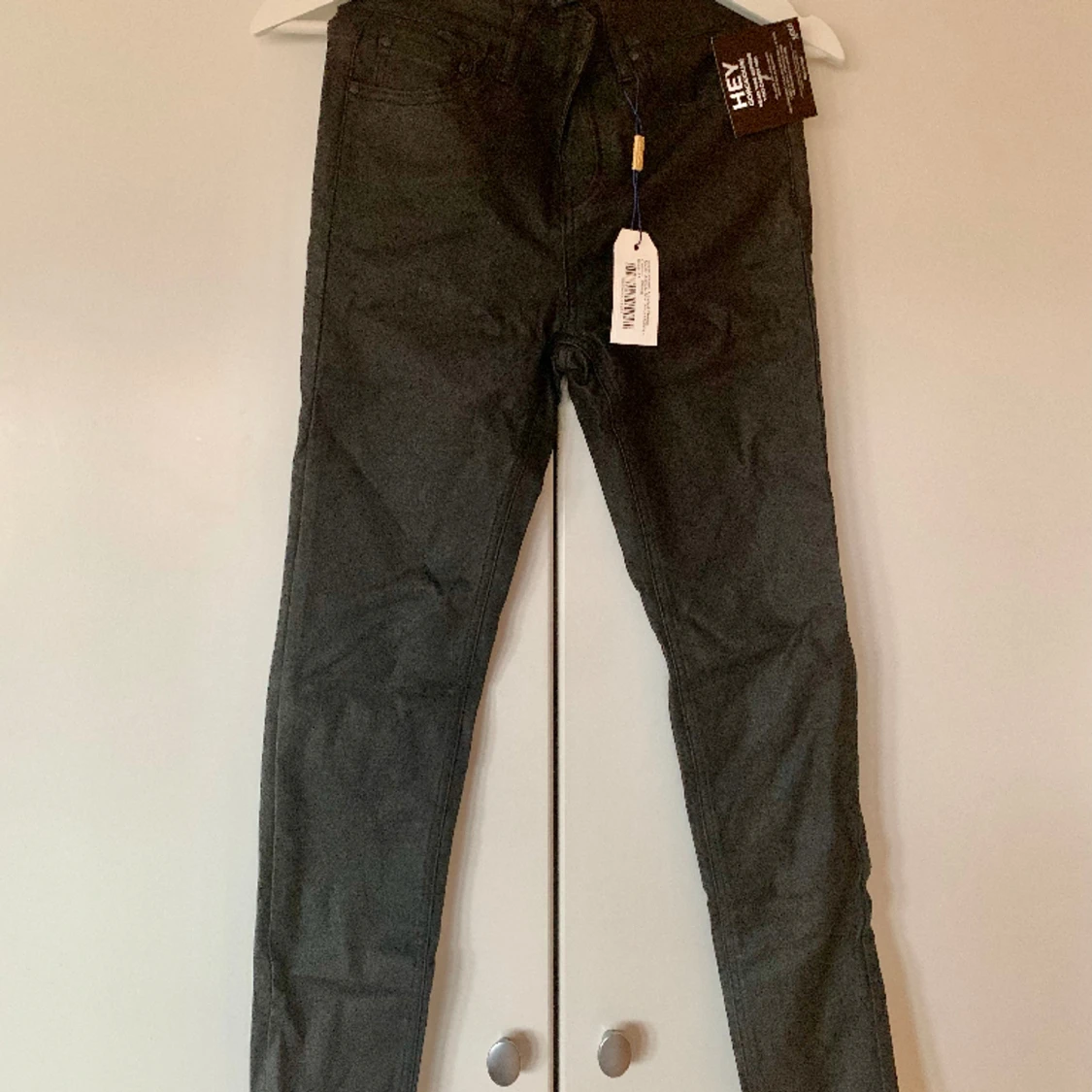 Coated jeans från Nelly