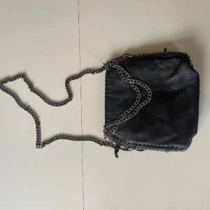 Stella McCartney liknande väska  - Fin svart väska som påminner om Stella McCartney. Helt okej skick 🖤💫