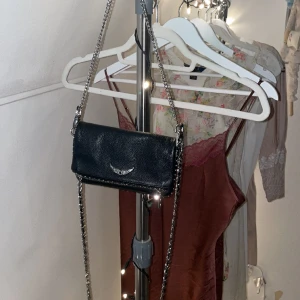 Zadig voltaire väska  - Intressekoll på min älskade Zadug väska, köpt för 2500kr och kvitto samt dustbag tillkommer. Skriv för fler bilder, köparen står för frakt 💕💕inga synliga defekter då den är sparsamt använd 🥰inget fast pris 