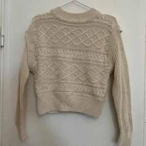 Stickad tröja  - Fin stickad tröja från Gina, knappt använd. Fina detaljer 