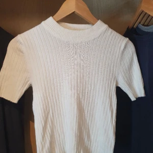 Vit topp frpn gina tricot - En fin vit top frpn gina tricot. Inte så använd. 