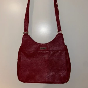 Röd skinnväska  - Fint skick! Fickor på insidan💗