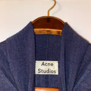 En marinblå klänning ifrån acne studios i fräscht skick, använd 2 gånger. Klänningen är xs och går över knäna. Skriv om intresserad och för fler bilder!! 💋🫶🏼