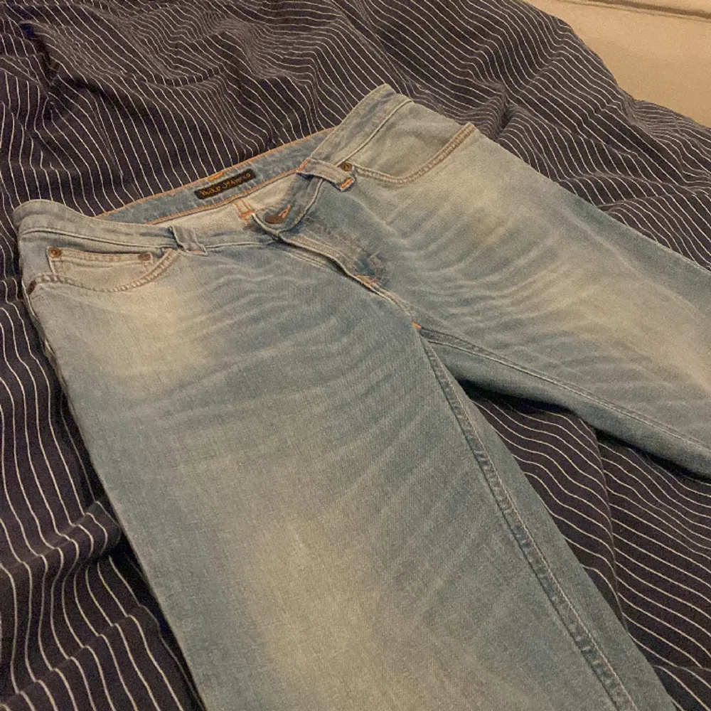 Ett par feta ljusblåa nudie jeans som jag köpte från nån annan på plick. Aldrig använt dem.   Skick: 9/10     . Jeans & Byxor.