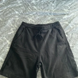 Pull & bear shorts - Storlek M Nypris 249kr Mitt pris 25kr Skick 8/10 (tvättade mycket)  Snygga svarta mjukis shorts, bra till sommaren och chill byxor hemma!  /sthlmstil-resell