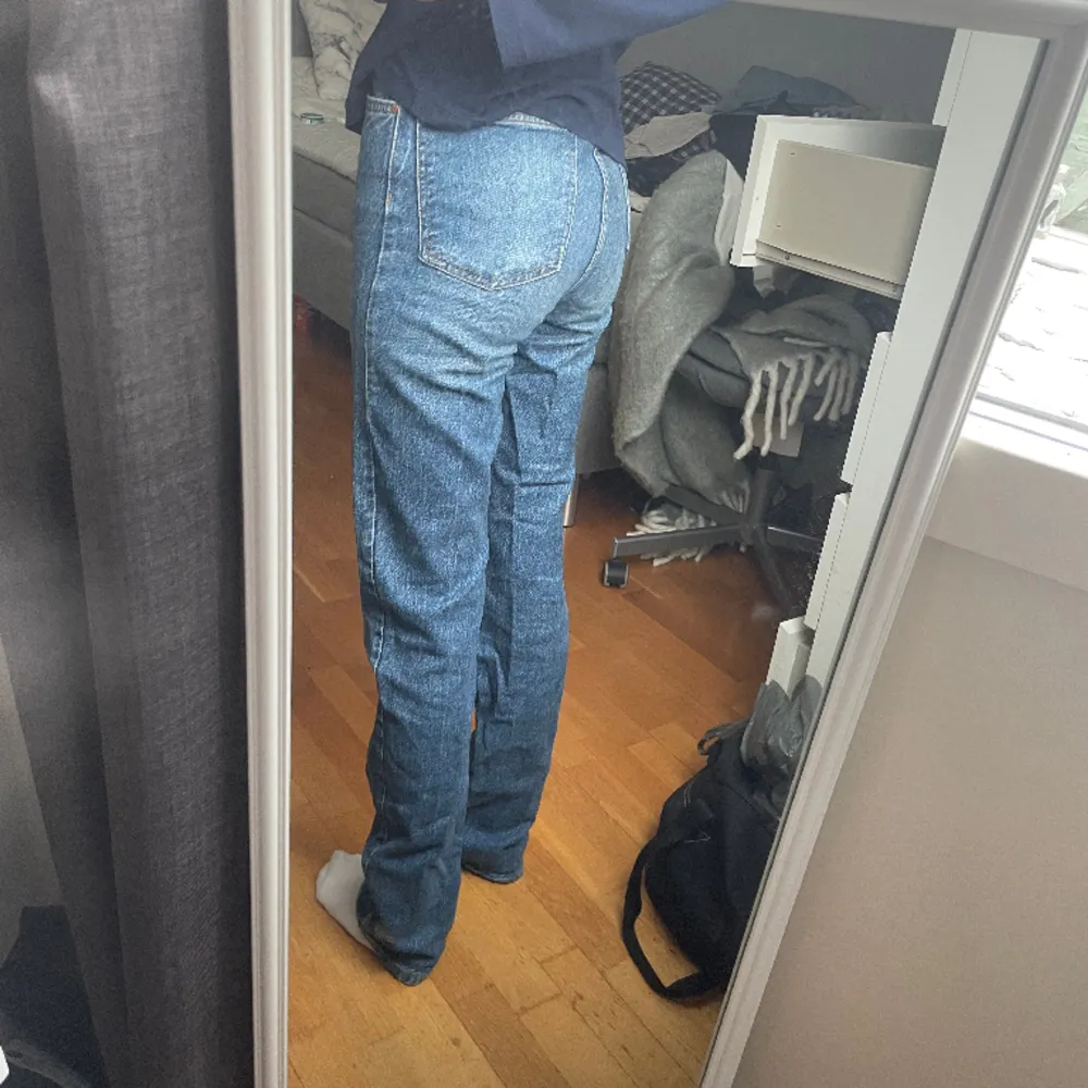 Snygga straight jeans från bikbok. Sitter superbra på. Storlek 24/XS.. Jeans & Byxor.