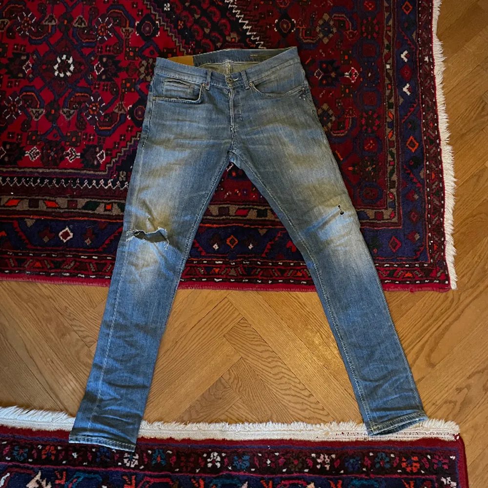 Säljer ett par unika dondup jeans med ett hål vid ena knät. . Jeans & Byxor.