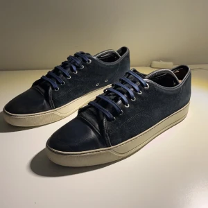 Lanvin - Ett par Lanvins stl. UK 11 / Eu 45 i fint skick. Färgen är navy och de är givetvis äkta.  Hör gärna av er för mer information eller förslag på pris. 