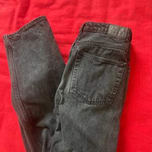 Svarta weekday jeans som är i 9/10 skick Modell Rowe W30 L34 Köpta för 600kr 