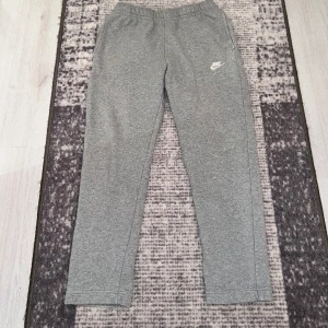 Nike byxor GRÅ - Säljer ett par jätte fina gråa nike byxor storlek S, dom är använda i ett sparsamt och välbehållet skick, köptes för några år sedan på jd men det är tyvärr för små för mig