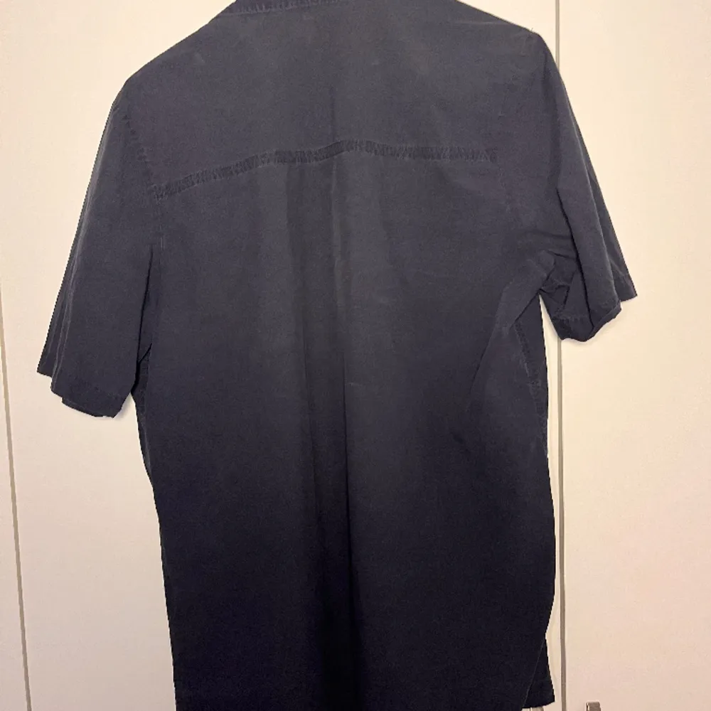 Sommrig kortärmad skjorta från COS i tunt bomull. Mörk Blå färg, storlek S. Skjortor.