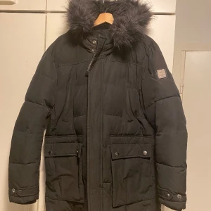 Calvin Klein svart päls jacka - Använts en vinter men den är inget fel på den alls. Säljer för jag har köpt en ny jacka. Säljer 1499kr, köptes 4499kr