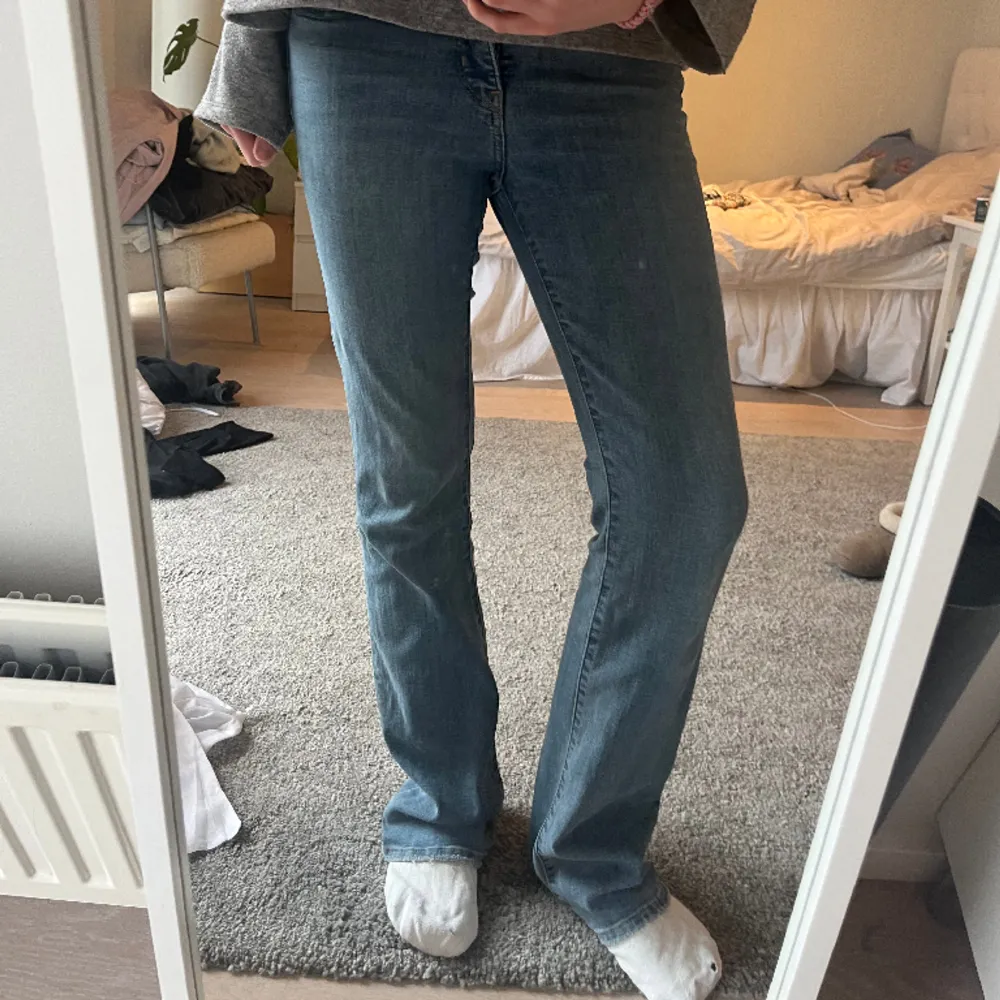 Säljer ett par skitsnygga Levi’s bootcut jeans! De är i storlek 26/32 (sparsamt använda). Midjemåttet är 37 cm rakt över och innerbenslängden är 79! 💗💗. Jeans & Byxor.