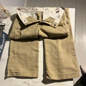 Dickies kostymbyxor - Jättefina dickies kostymbyxor som jag tyvärr har växt ut🤍 Osäker på storlek men skulle säga att de passar XXS-S. De är i regular fit, och uppsprätta nere vid benen så dem är lite längre🤍