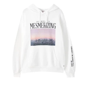 Vit hoodie med motiv - Säljer den här fina hoodien från pull&bear💗 använd ett fåtal gånger, finns inte längre på hemsidan💕 storlek M, men är som en oversized S🥰 nypris 299kr, jag säljer för 70kr + frakt💗