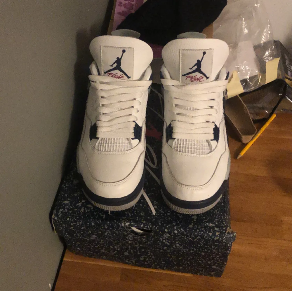 Tjena! Jag säljer ett par Jordan 4 midnight navy. De är helt nya bara testade. Jag säljer dem pågrund av fel storlek. De är självklart äkta. Priset är självklart diskuterbart. Kom gärna privat för övriga frågor😁 ! Jag har kvitto och alla tillbehör. . Skor.