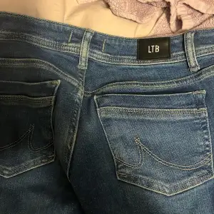 säljer mina ltb jeans pågrund av att dom blivit lite för korta. Ljuset e mörkt så dom e ljusare igentligen. 