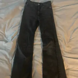 Fina svarta jeans och är i ett bra skick! Size XS/32 💗