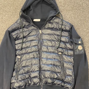 MONCLER CARDIGAN - En rigtigt fett cardigan i bra skick. Har inga skador elr fläckar. Den är i storlek xxl men passar mindre. Nypris 10000kr vårt pris :3000 snabb Afär 2499kr🔥🔥 använd runt 2-3 gånger🔥