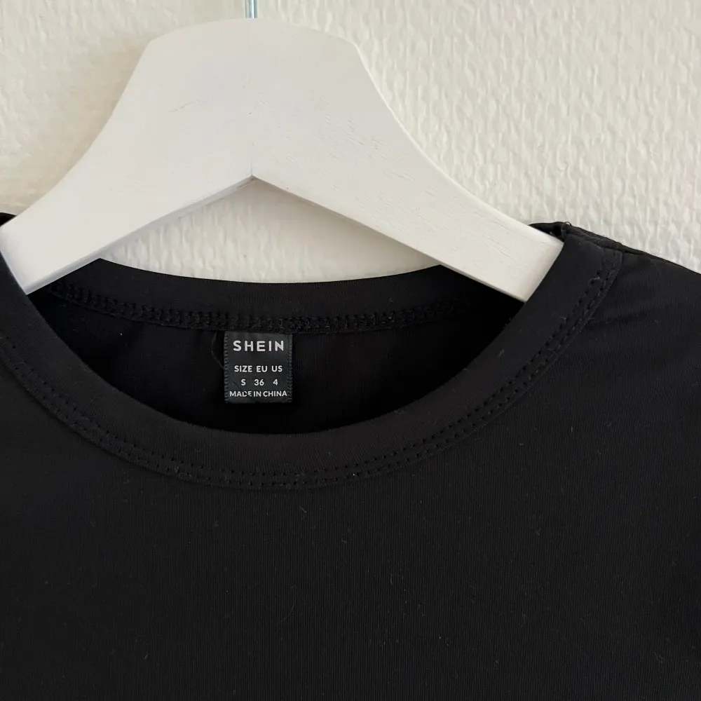 Två basic t shirts från shein i mycket fint skick! Storlek S (stretchigt material) 🌷båda för 40kr. T-shirts.