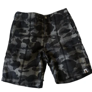 Bape camo shorts - Bape camo short 100% wool 100% cotton Size M 40cm midja Längd 54cm Benöppning 27cm