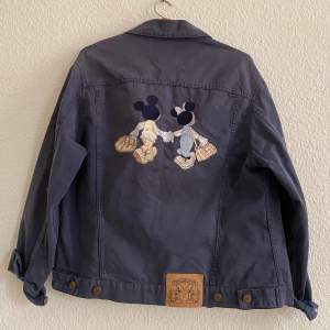 En så unik och gullig jeansjacka med Musse och Mimmi från Walt Disney! 