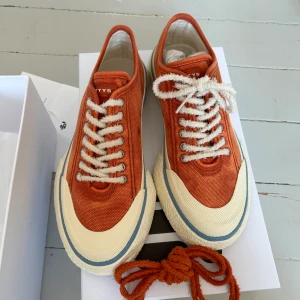 Eytys laguna sneakers  - Säljer ett par helt oanvända orangea laguna sneakers från eytys i storlek 39! 🧡👟 Jag glömde returnera dem inom returtiden och hann köpa ett par andra skor, därför säljer jag dem. Skriv i dm om du är intresserad!! 📣 finns orangea skosnören också!
