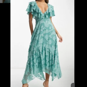 Vacker långklänning - Intressekoll på denna vackra havsgröna långklänningen från ASOS! Storlek 38 men relativt liten i storleken så passar bra som 36 oxå! Använd en gång och lägger upp då den tyvärr inte kommer till användning! 💚🌊