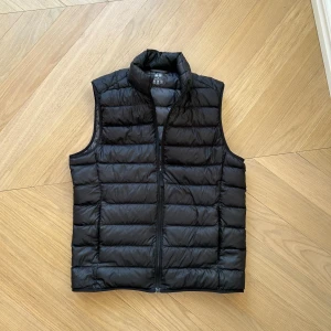 Vår väst - En Uni Qlo väst perfekt till vår och sommaren och det är inga skador på varan storlek xs vid några funderingar är det bara att skriva 😀