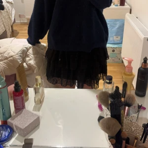 Jätte söt kjol - Säljer denna supersöta kjolen då den är för stor😊den är i nyskick och aldrig använd. Storlek s-m❤️