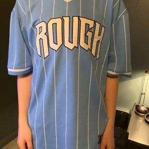 BASEBALL T-SHIRT - En ljusblå baseball t-shirt ifrån NEW YORKER. Aldrig använd med lappen kvar på.