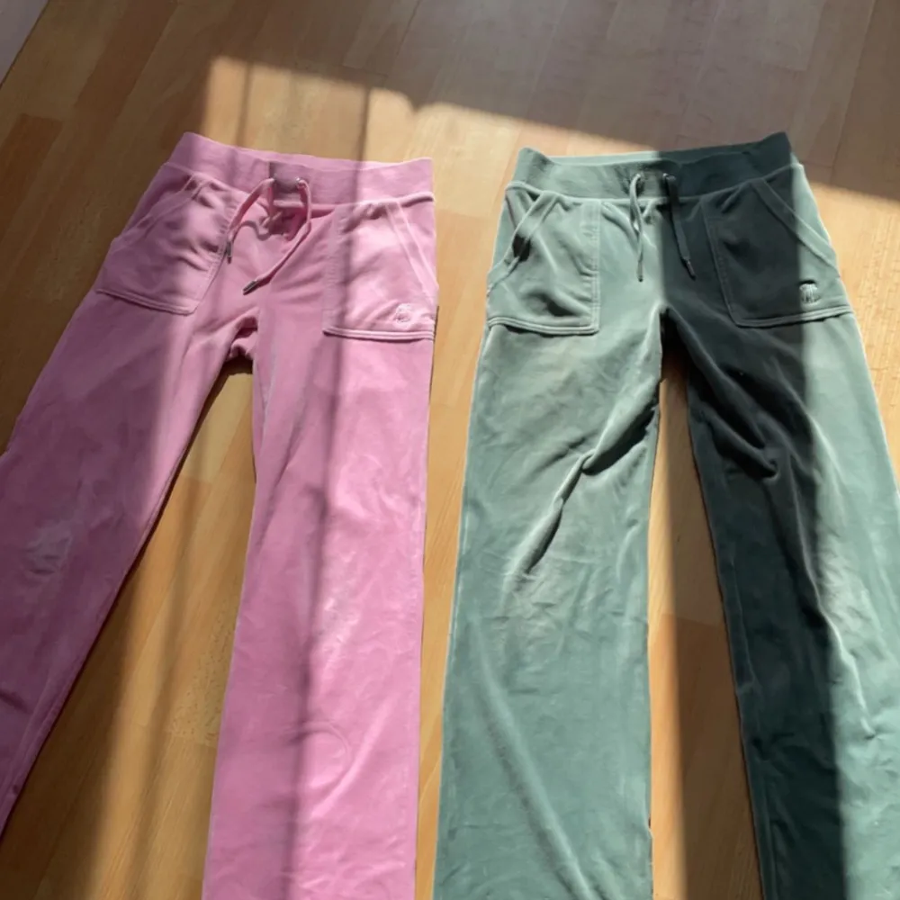 Säljer mitt rosa juicy sätt då de ej kommer till användning längre. Köptes för bara några månader sedan och inte använt de så mycket!🩷. Jeans & Byxor.