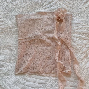 Spets bandeau topp - Jätte söt ljusrosa bandeau topp i spets med en liten ros på💕