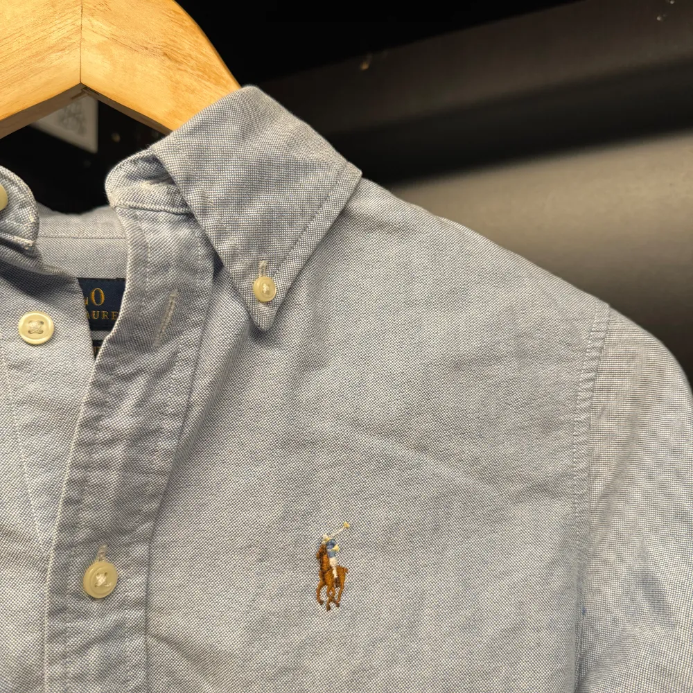 En ljus blå raffe skjorta i st xs passar perfa till sommaren, skjortan är o strykt och kan strykas vid frågan pris kan diskuteras vid snabb affär som alltid 🤩🤗. Skjortor.
