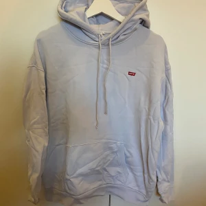 Levi’s Hoodie - Ljusblå Levi’s hoodie som knappt är använd. Stor i storleken. Legat i kartong därav skrynklig, men tvättas givetvis innan den skickas. Skriv om du har några frågor 💞