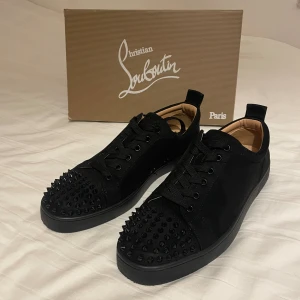 Christian Louboutin - Säljer mina Christian Louboutin på grund av att dom är för små. Använda ca 10 gånger. Är i skick 9,5/10. Allt tyder på att dom är äkta. Hör gärna av dig om du har några frågor. 