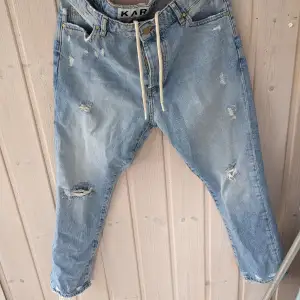 Karve jeans med revor och snören så att man kan styra hur jeansen sitter.storlek 30. Normal i storleken I mycket fint skick ,Inget att anmärka på 