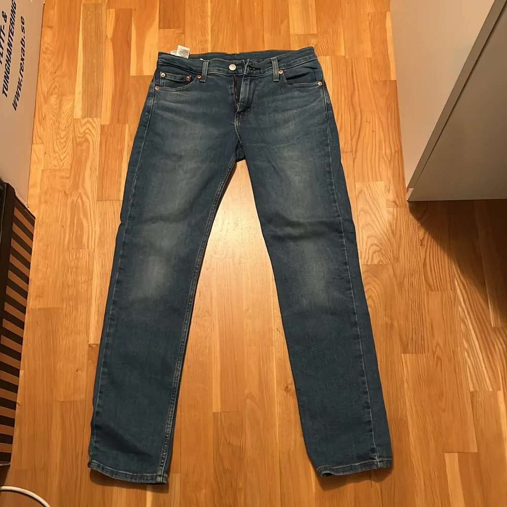 Blåa Levis jeans, nästintill oanvända. Färgen göra inte till rätt på bild. . Jeans & Byxor.