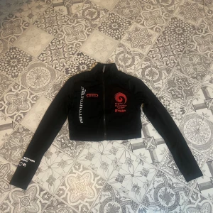 Bikinitopp - Bikiniöverdel från Pretty Little Thing. Storlek small/medium. Helt oanvänd